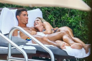 Paparazzi chụp được cảnh Ronaldo diễn "cảnh nóng" với gái lạ