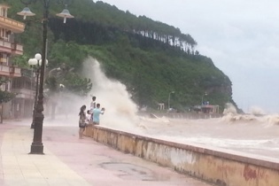 "Tự sướng" trong mưa bão: Đừng đùa giỡn với "tử thần"