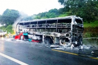 Xe khách cháy rụi, hàng chục người la hét kêu cứu 