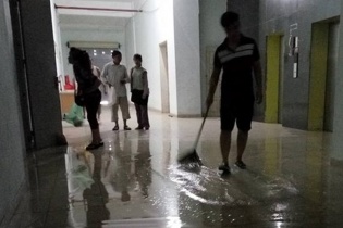 Cư dân phát hoảng vì bục bể nước tầng thượng, "lũ quét" tràn qua chung cư