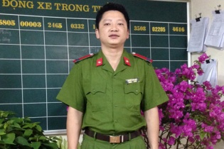 Xe "biển xanh" chắn gió cho xe máy trên cầu Bãi Cháy gây "bão mạng"