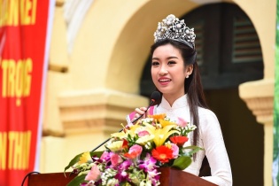 Hoa hậu Mỹ Linh dự lễ khai giảng ở trường cũ