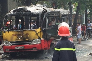 Hà Nội: Xe buýt mất điều hoà chập điện bốc cháy giữa đường
