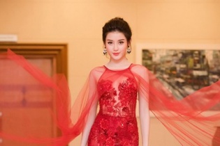 Huyền My thướt tha, gợi cảm với đầm xuyên thấu