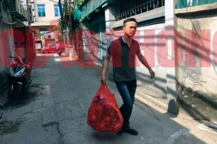 Khách đánh nữ nhân viên hàng không tìm đến nhà xin lỗi