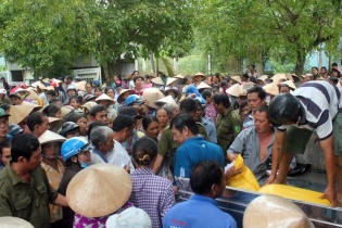 Nghìn người nhận quà của gia đình trúng 92 tỷ