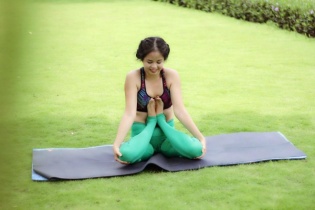 Bà mẹ 35 tuổi trẻ đẹp như thiếu nữ nhờ tập yoga