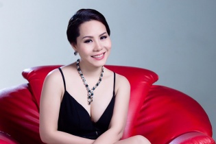 Khám phá vẻ quyến rũ, duyên dáng của nữ hoàng doanh nhân Kim Chi