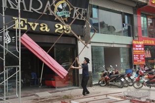 Hàng loạt biển quảng cáo siêu khủng tháo dỡ sau vụ cháy quán Karaoke