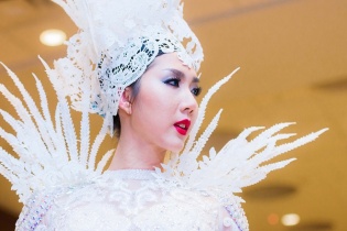 Ngọc Quyên diện váy xuyên thấu, catwalk ở Mỹ