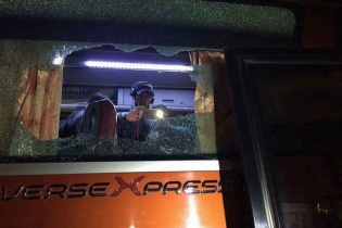Hành động đáng xấu hổ của một số cổ động viên quá khích trong sân Mỹ Đình