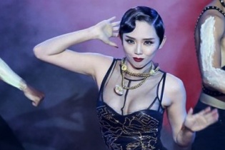 Sở thích diện trang phục phô vòng một của Tóc Tiên