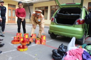 Đôi nam nữ vi phạm giao thông, "lộ" pháo nổ trái phép trên xe