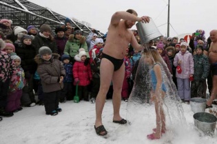 Run người với cảnh người dân Siberia tắm nước lạnh khi trời -22 độ