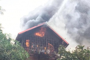 Hà Nội: Cháy dữ dội trên phố Phùng Hưng, vội sơ tán trẻ mầm non