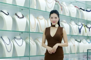 MC Nhã Uyên trẻ trung với những bộ trang sức độc đáo