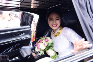 Hoa hậu Thu Ngân được rước dâu bằng siêu xe 