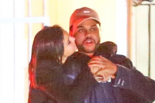 Selena Gomez ôm hôn đắm đuối chàng trai mới