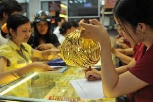 Giá vàng hôm nay 10/2: Đổ xô mua vàng, lo điều đáng sợ