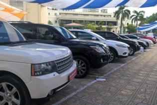 Ô tô mới giảm giá ồ ạt, dân buôn xe cũ vật vã tìm khách, đẩy xe