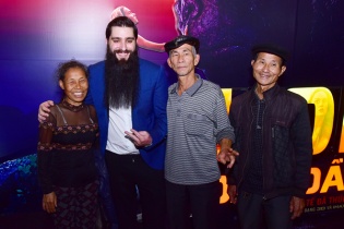 Đạo diễn phim "Kong: Skull Island" hội ngộ diễn viên quần chúng Việt Nam