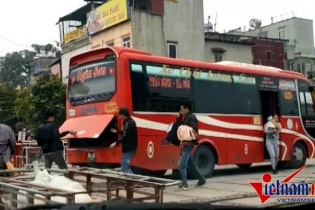 Xe khách chạy chui nhiễu loạn đường Hà Nội