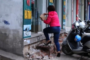 Hà Nội: Muôn kiểu "chế" bậc tam cấp trên vỉa hè sau khi bị phá bỏ