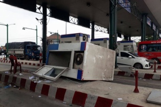 Xe tải bất ngờ kéo đổ cabin trạm thu phí, nữ nhân viên bị thương