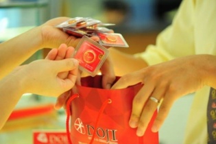 Giá vàng hôm nay 25/3: Thị trường suy yếu, dân mua thờ ơ