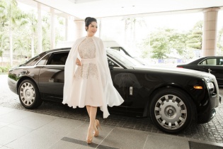 Lý Nhã Kỳ đi xe Rolls-Royce Ghost gần 40 tỷ dự sự kiện