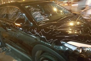 Đỗ xe trước cửa nhà dân, bị vẽ bẩn lên ô tô: Ai đúng, ai sai?