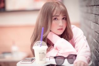 Ngọc Trinh đẹp mơ màng với màu tóc mới