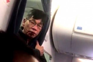 "Overbook" không hành xử như United Airlines kéo lê bác sĩ gốc Việt