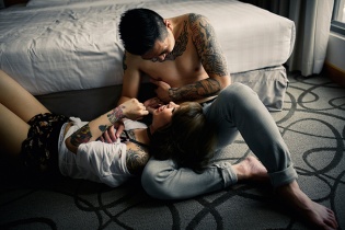 Ảnh cưới sexy khoe đủ hình xăm của cặp người Mỹ gốc Việt 