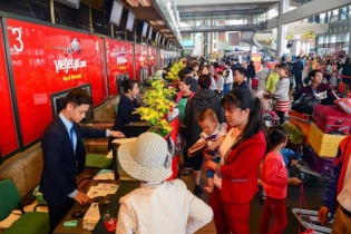 Đến muộn không được lên máy bay, khách dùng túi xách đánh vào mặt nhân viên hàng không