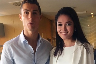 Á hậu Thùy Dung được danh thủ C. Ronaldo ôm eo cùng chụp ảnh