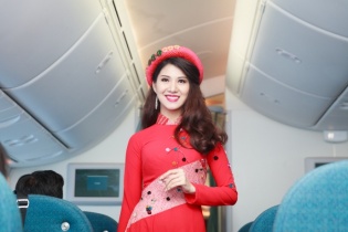 Tiếp viên Vietnam Airlines trình diễn áo dài ở độ cao 10.000 mét