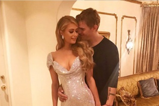 Paris Hilton hé chuyện đính hôn với "phi công trẻ"