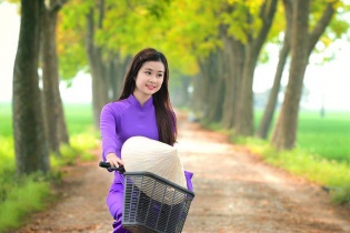 Nữ quân nhân xinh đẹp, dịu dàng với áo dài tím mộng mơ