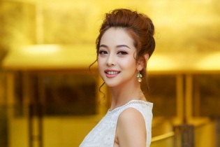 "Gái 3 con" Jennifer Phạm quyến rũ khi làm MC