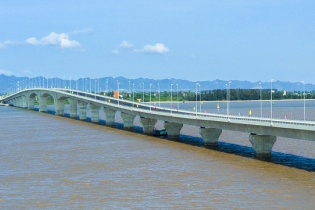 Vẻ đẹp bất ngờ của cầu vượt biển dài nhất Việt Nam