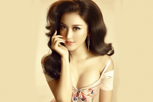 Huyền My khoe vòng một căng tràn sức sống