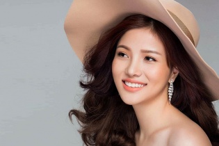 Á hậu doanh nhân Nguyễn Vân Anh khoe nét tươi trẻ
