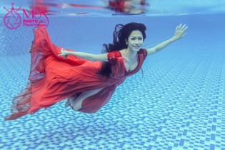 Người đẹp Miss Photo chụp hình dưới nước