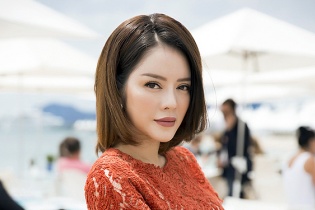Lý Nhã Kỳ để tóc ngắn trẻ trung khi mở tiệc VIP tại Cannes