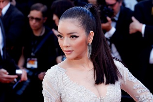 Lý Nhã Kỳ đổi style lạnh lùng trên thảm đỏ Cannes