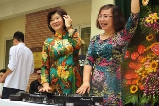 Cô hiệu trưởng lên sân khấu làm DJ trong lễ bế giảng
