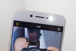 Điểm mặt những điện thoại selfie tầm trung nổi bật