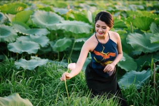 Người đẹp miền Trung khoe sắc cùng trang phục truyền thống bên sen