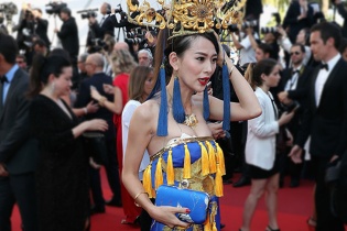 Diễn viên mặc "long bào", để hở cả áo lót trên thảm đỏ Cannes